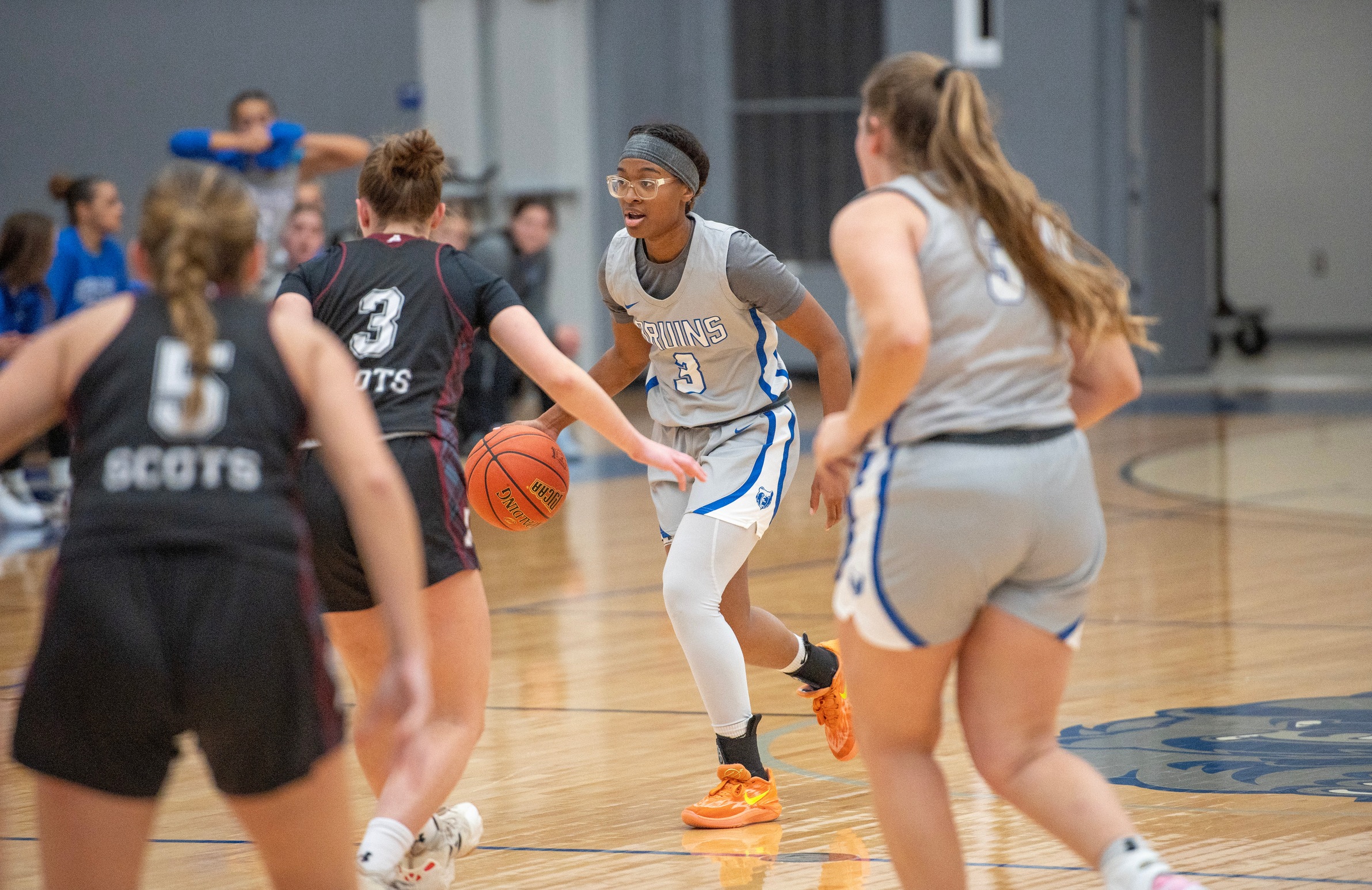Women's Basketball Tops Glen Oaks
